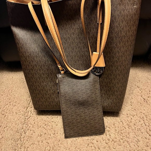 Authentic Micheal Kors Tote. - Picture 4 of 5
